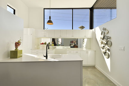 staged_modern_kitchen
