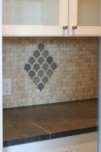 butlers-pantry-scalloped-tile-mosaic-detail-backsplash-3_web