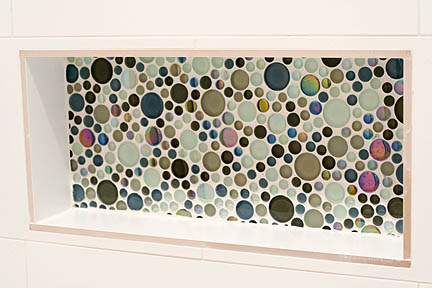 glass-colorful-bubble-tile-mosaic-white-tub-surround-toiletry-niche-austin_web